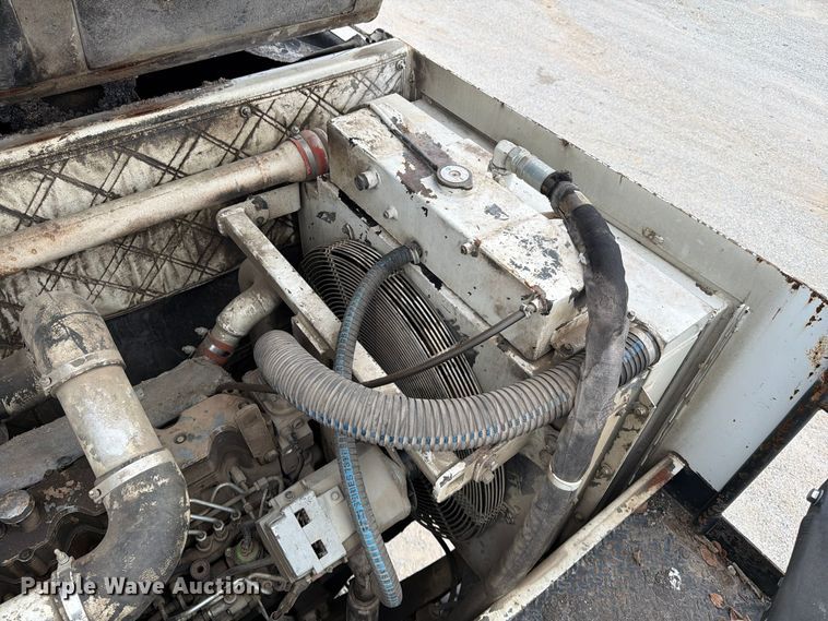 image for item FG0851 2005 Roadtec SB-2500C material transfer vehicle