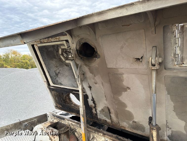 image for item FG0851 2005 Roadtec SB-2500C material transfer vehicle