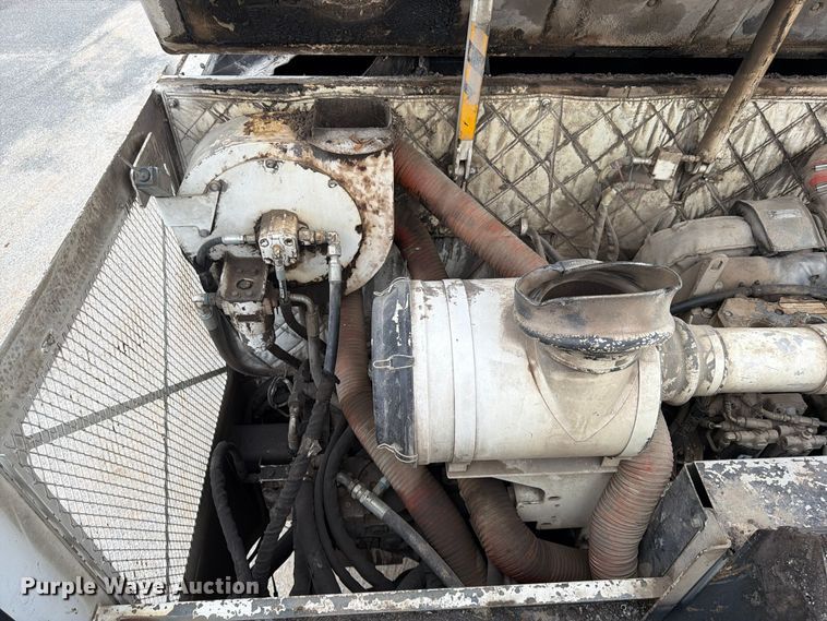 image for item FG0851 2005 Roadtec SB-2500C material transfer vehicle