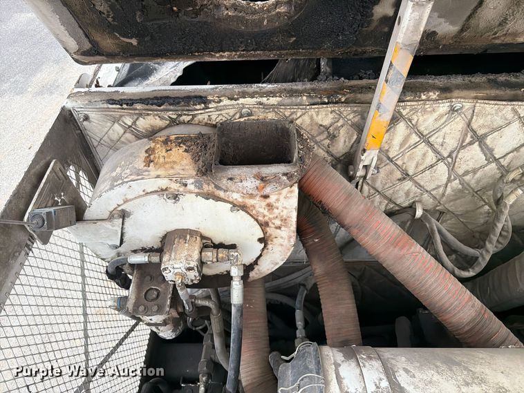 image for item FG0851 2005 Roadtec SB-2500C material transfer vehicle