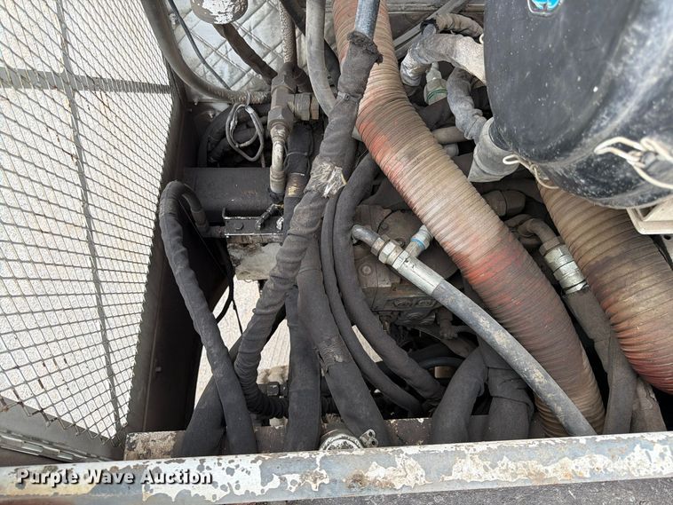 image for item FG0851 2005 Roadtec SB-2500C material transfer vehicle