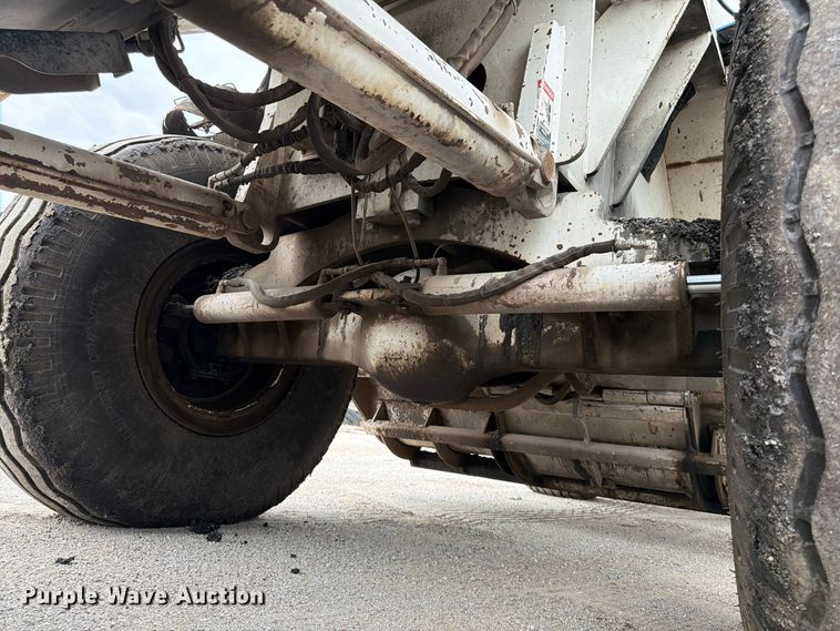 image for item FG0851 2005 Roadtec SB-2500C material transfer vehicle