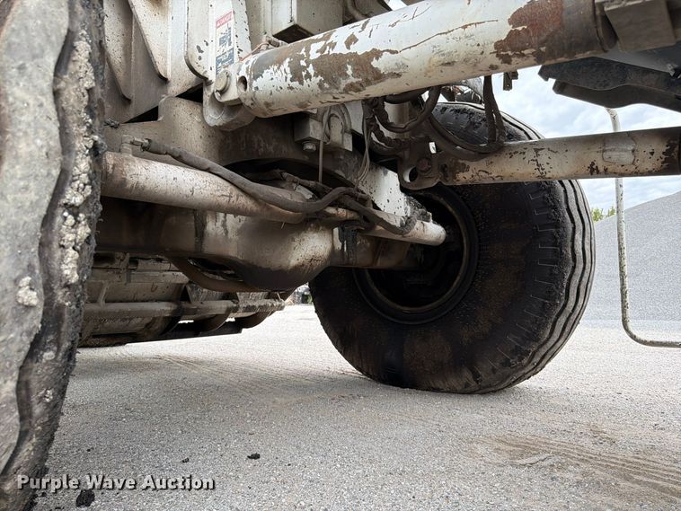 image for item FG0851 2005 Roadtec SB-2500C material transfer vehicle