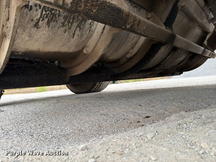image for item FG0851 2005 Roadtec SB-2500C material transfer vehicle