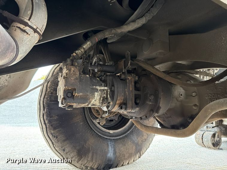 image for item FG0851 2005 Roadtec SB-2500C material transfer vehicle