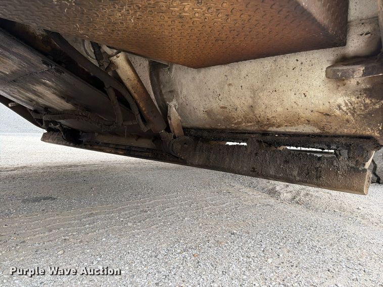 image for item FG0851 2005 Roadtec SB-2500C material transfer vehicle