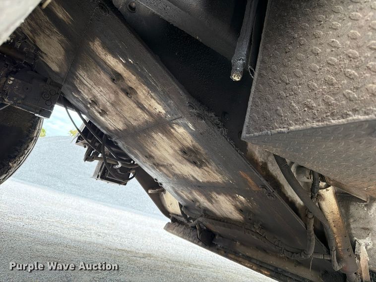 image for item FG0851 2005 Roadtec SB-2500C material transfer vehicle