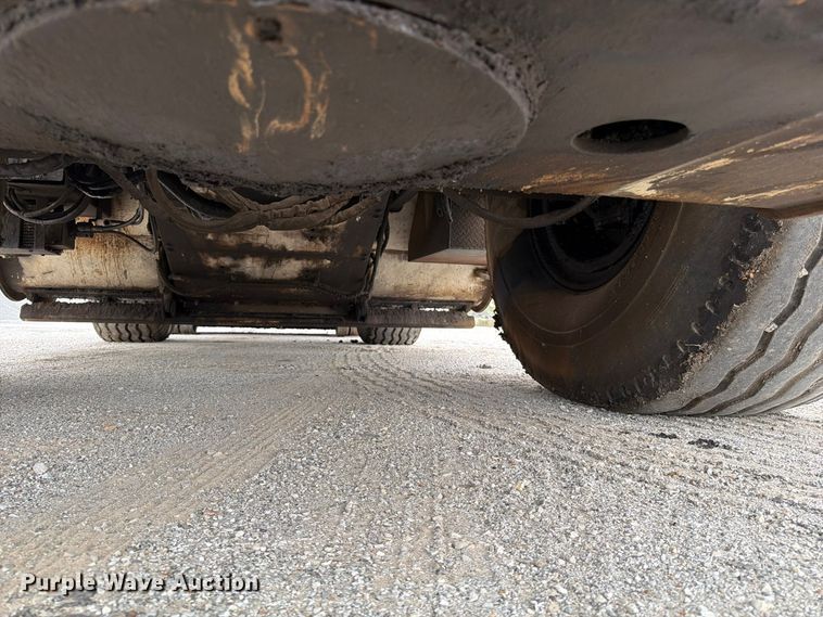 image for item FG0851 2005 Roadtec SB-2500C material transfer vehicle