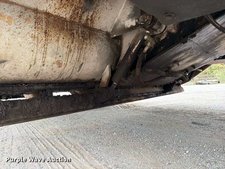 image for item FG0851 2005 Roadtec SB-2500C material transfer vehicle