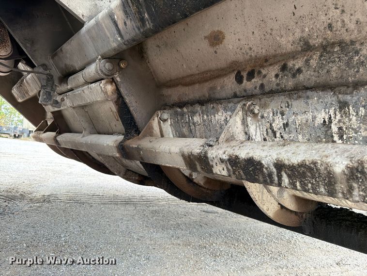 image for item FG0851 2005 Roadtec SB-2500C material transfer vehicle