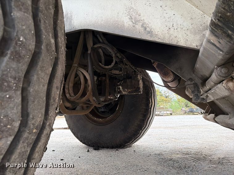 image for item FG0851 2005 Roadtec SB-2500C material transfer vehicle