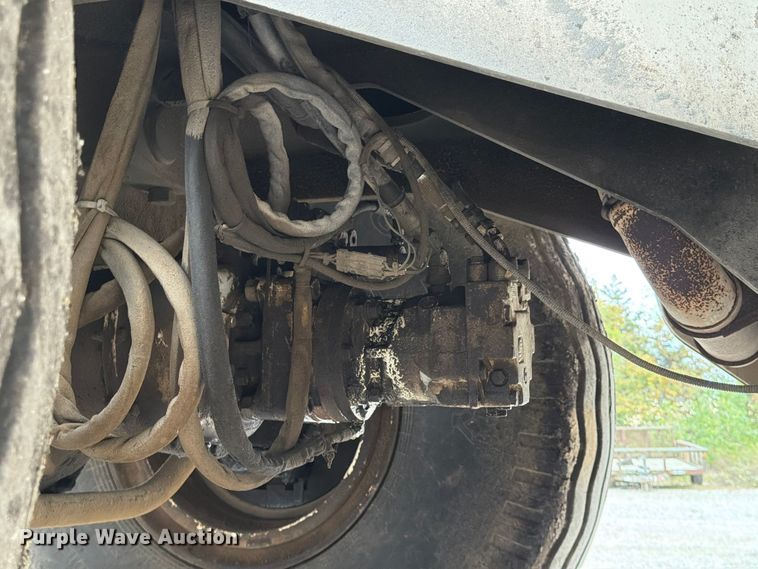 image for item FG0851 2005 Roadtec SB-2500C material transfer vehicle