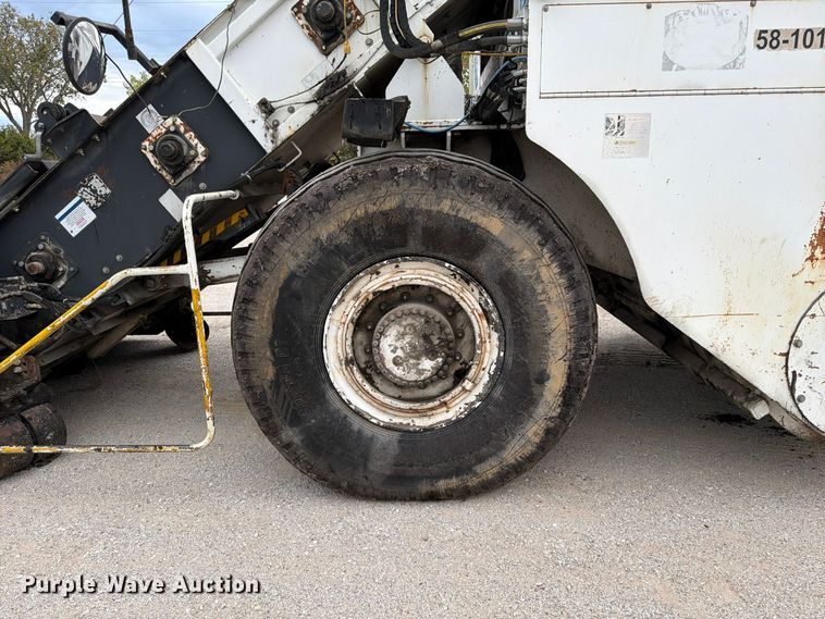 image for item FG0851 2005 Roadtec SB-2500C material transfer vehicle