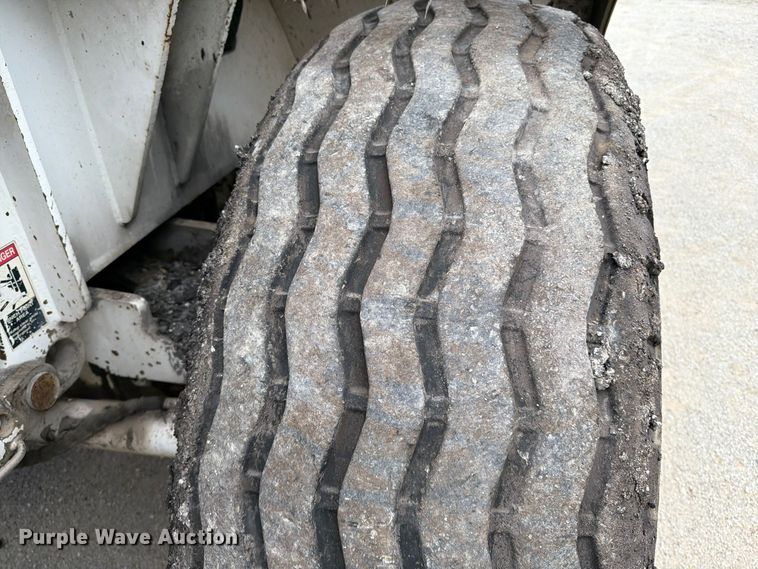 image for item FG0851 2005 Roadtec SB-2500C material transfer vehicle