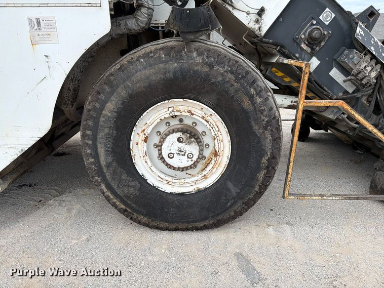 image for item FG0851 2005 Roadtec SB-2500C material transfer vehicle
