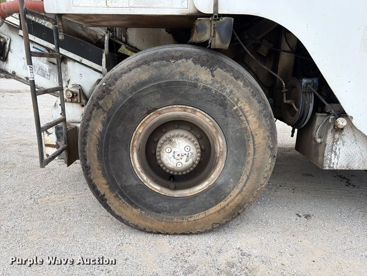 image for item FG0851 2005 Roadtec SB-2500C material transfer vehicle