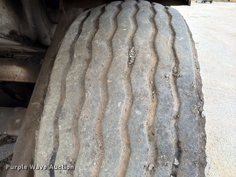 image for item FG0851 2005 Roadtec SB-2500C material transfer vehicle