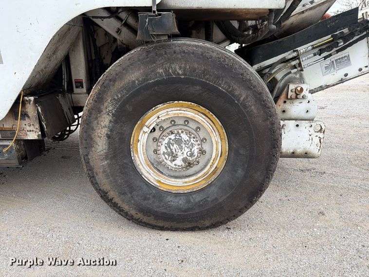 image for item FG0851 2005 Roadtec SB-2500C material transfer vehicle