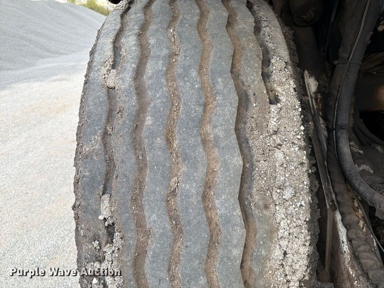 image for item FG0851 2005 Roadtec SB-2500C material transfer vehicle