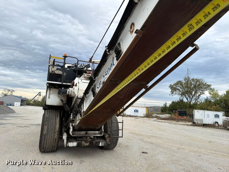 image for item FG0851 2005 Roadtec SB-2500C material transfer vehicle