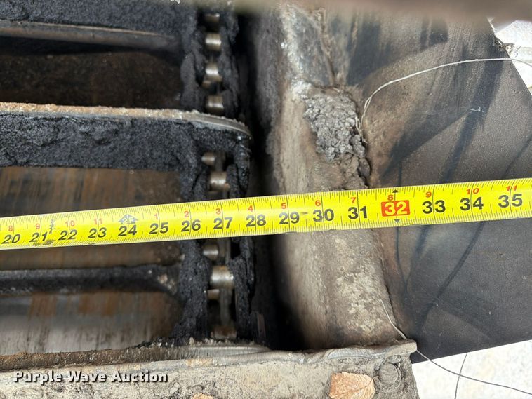 image for item FG0851 2005 Roadtec SB-2500C material transfer vehicle