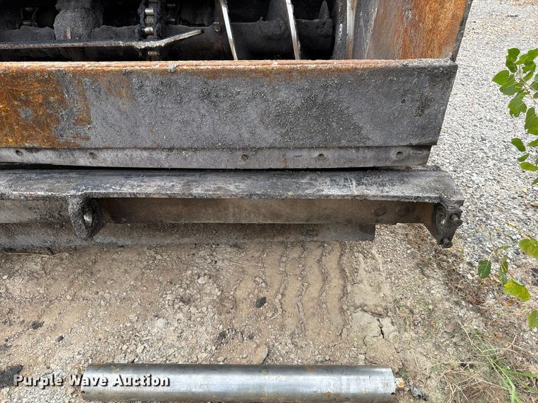 image for item FG0851 2005 Roadtec SB-2500C material transfer vehicle
