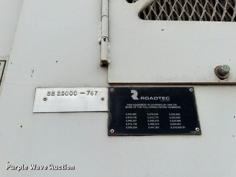 image for item FG0851 2005 Roadtec SB-2500C material transfer vehicle