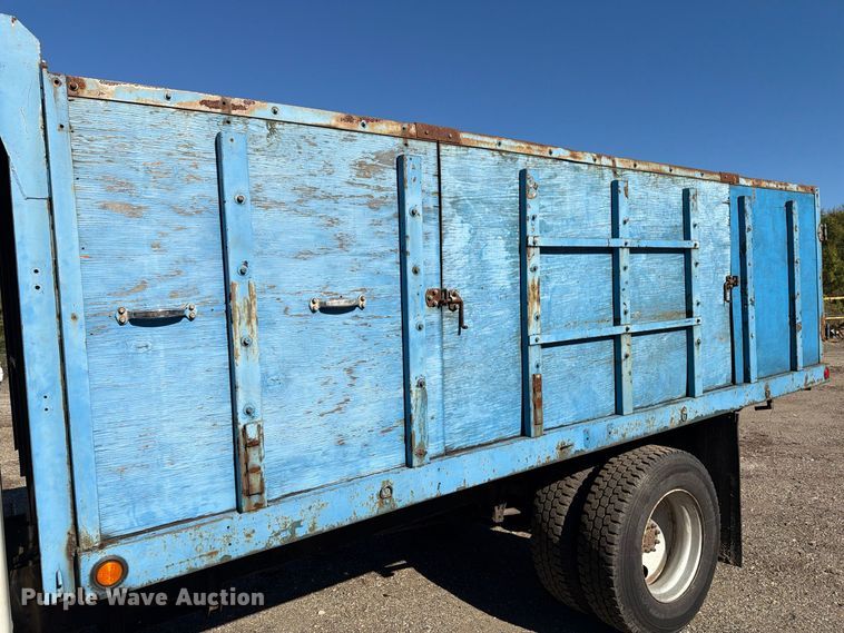 image for item FG3059 1999 International 4700 dump flatbed truck