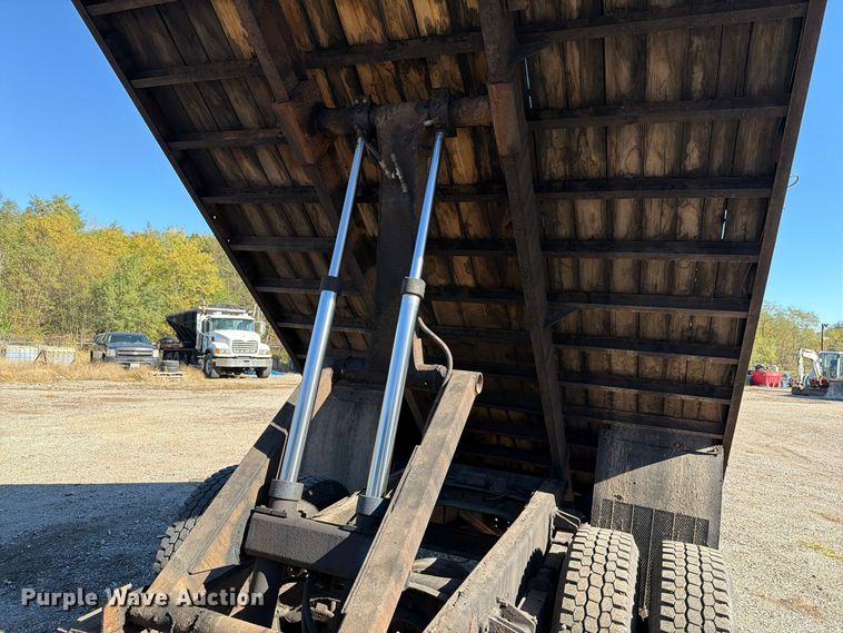 image for item FG3059 1999 International 4700 dump flatbed truck