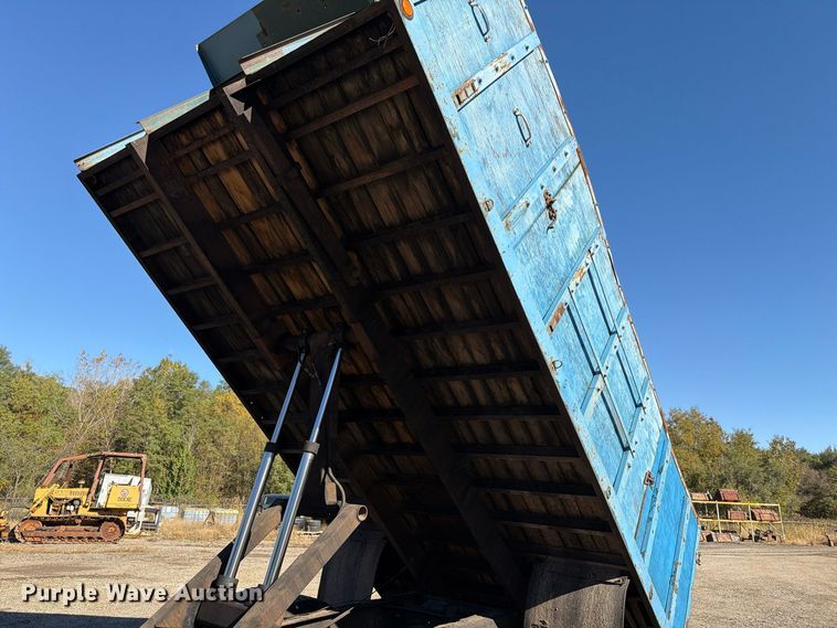 image for item FG3059 1999 International 4700 dump flatbed truck