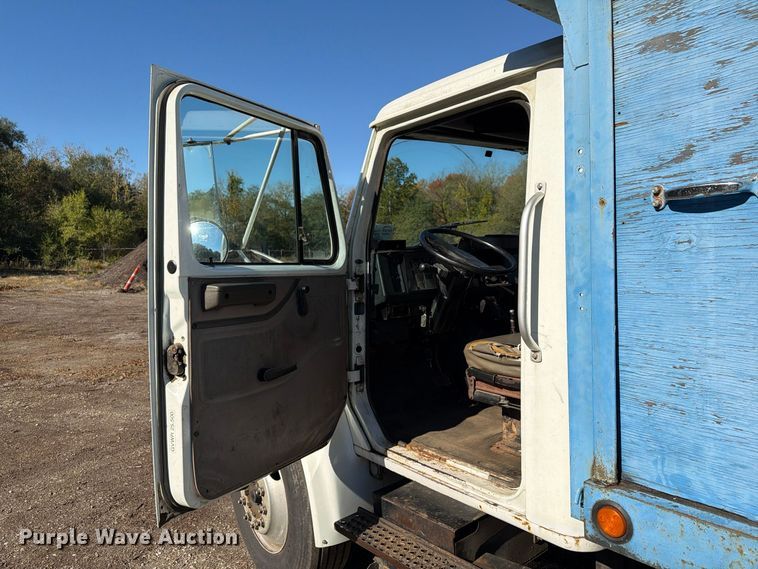 image for item FG3059 1999 International 4700 dump flatbed truck