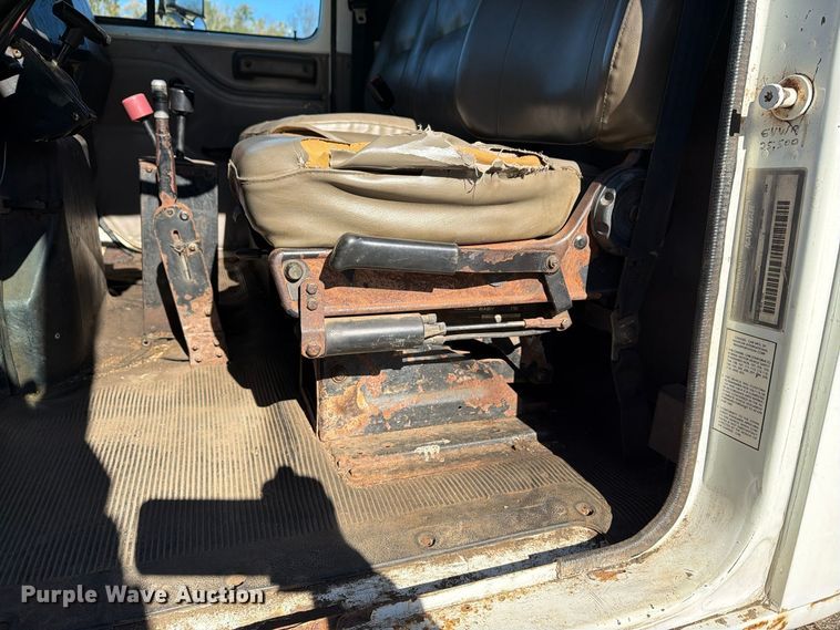 image for item FG3059 1999 International 4700 dump flatbed truck