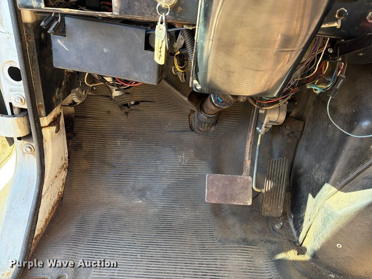 image for item FG3059 1999 International 4700 dump flatbed truck