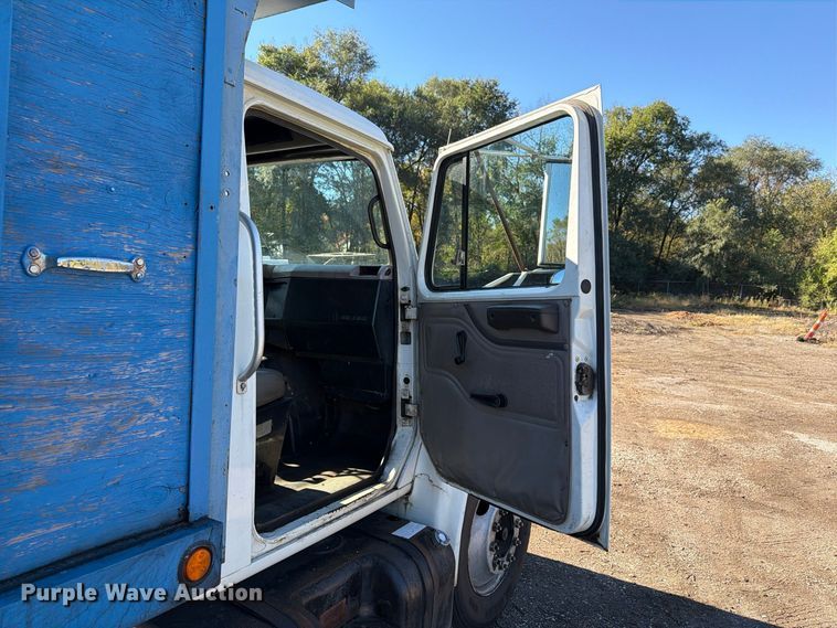 image for item FG3059 1999 International 4700 dump flatbed truck