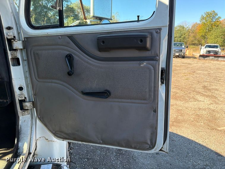 image for item FG3059 1999 International 4700 dump flatbed truck