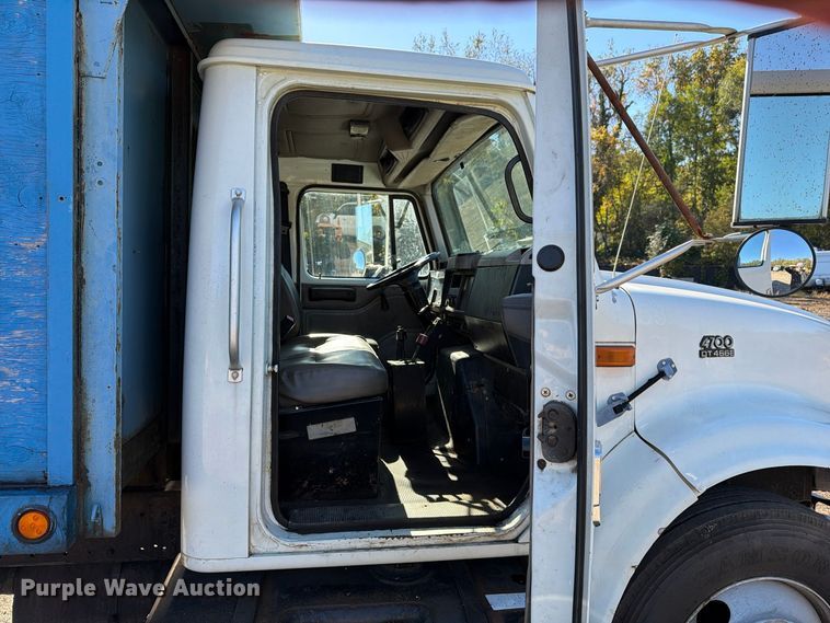 image for item FG3059 1999 International 4700 dump flatbed truck
