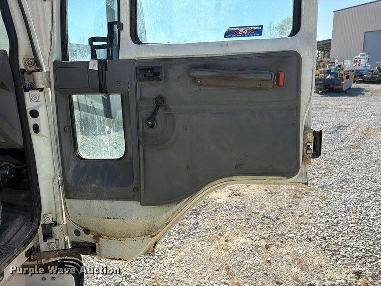 image for item FG3064 2006 Elgin SC8000 street sweeper truck