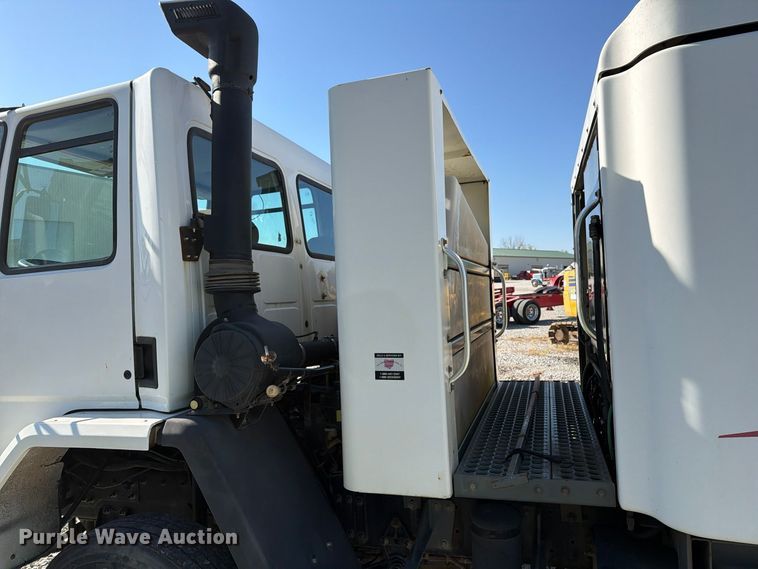 image for item FG3065 2005 Elgin  SC8000 street sweeper truck