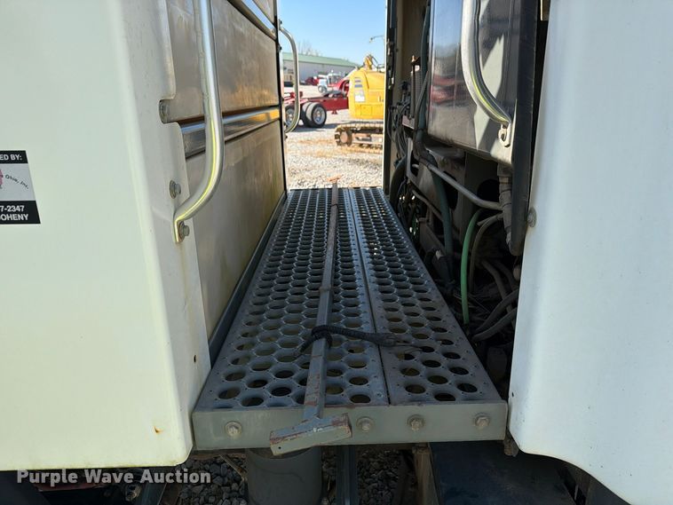 image for item FG3065 2005 Elgin  SC8000 street sweeper truck