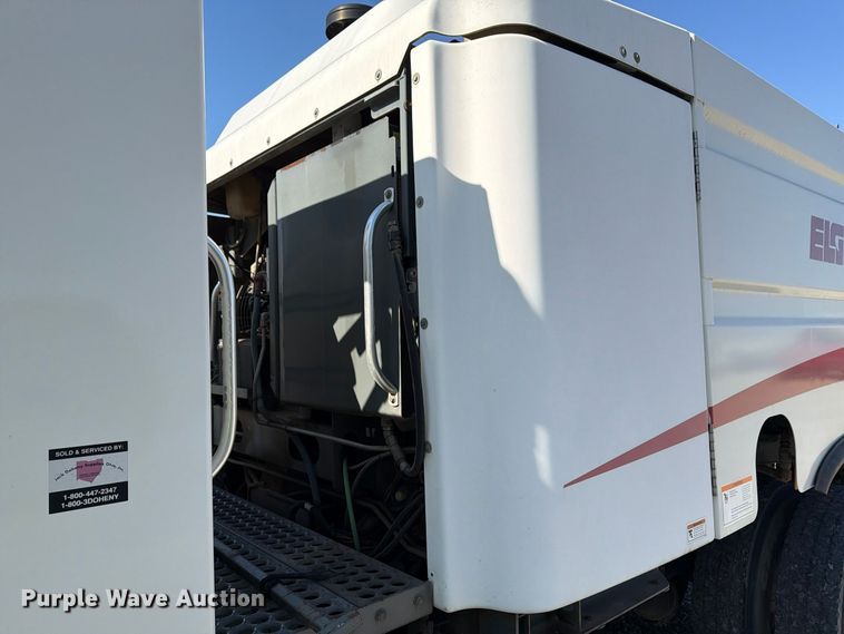 image for item FG3065 2005 Elgin  SC8000 street sweeper truck