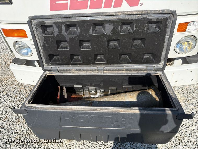 image for item FG3065 2005 Elgin  SC8000 street sweeper truck