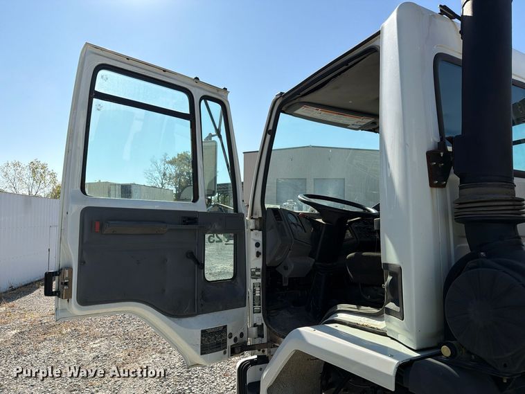 image for item FG3065 2005 Elgin  SC8000 street sweeper truck