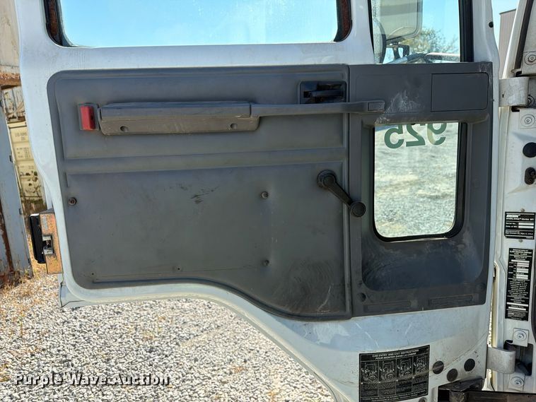image for item FG3065 2005 Elgin  SC8000 street sweeper truck