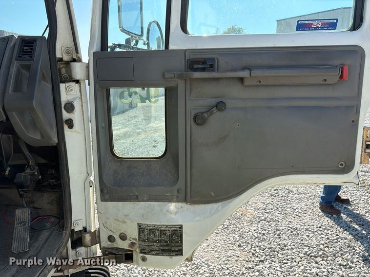 image for item FG3065 2005 Elgin  SC8000 street sweeper truck