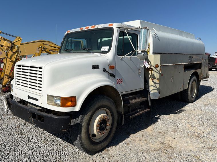 image for item FG3066 2001 International 4900 fuel truck