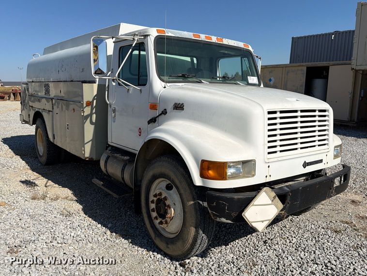 image for item FG3066 2001 International 4900 fuel truck