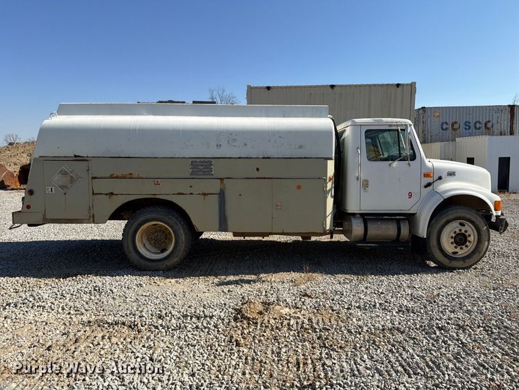 image for item FG3066 2001 International 4900 fuel truck