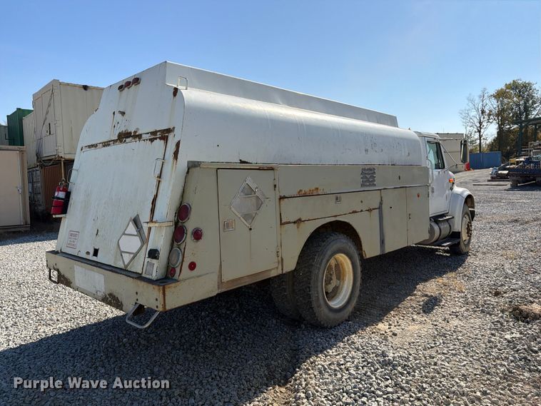 image for item FG3066 2001 International 4900 fuel truck