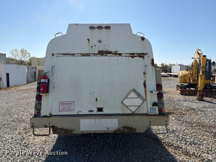 image for item FG3066 2001 International 4900 fuel truck