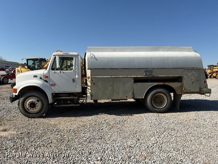 image for item FG3066 2001 International 4900 fuel truck